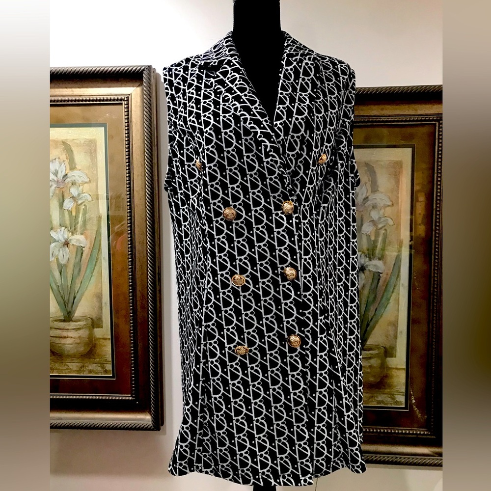 Sleeveless Black & White Double-Breasted Patterned Coat